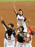 ソフトボール決勝。米国を破って優勝を果たし、エースの上野(上)を肩車して喜ぶ日本ナイン(21日 北京) -時事通信社-